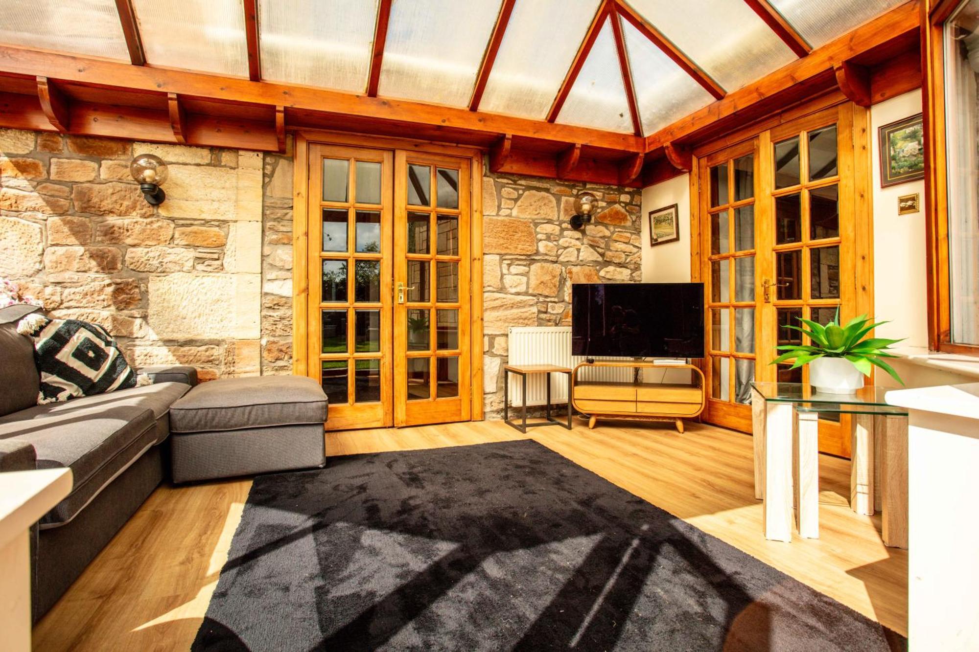 Villa Burnock With Hot Tub